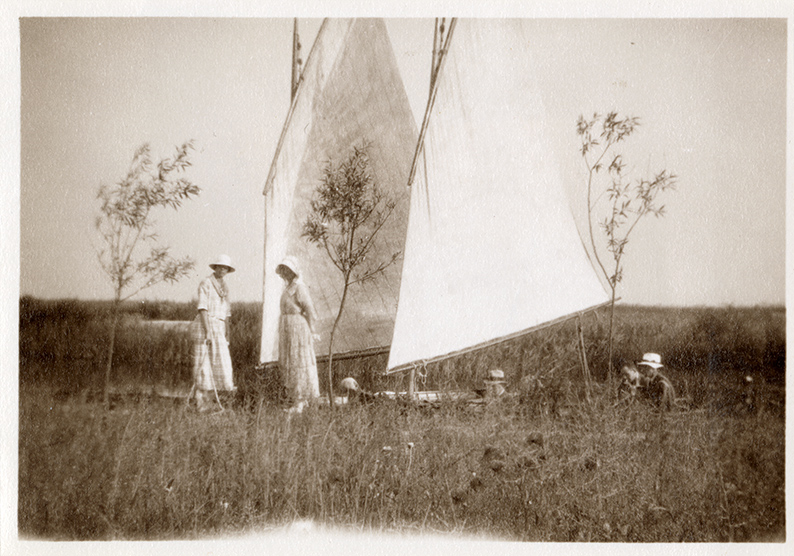 Foto antigua chicas en barco