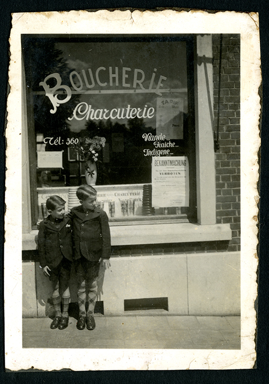 Foto antigua dos niños en una panadería de paris